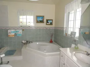 %OFF LUXURY HOME, WATERFRONT, 5 MINS FROM OCEAN, 80FT DOCK, HOT TUB - Image 3