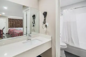 Super 8 by Wyndham Waco North I-35 - Image 3