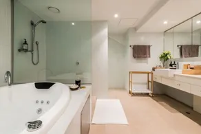 Luxury warehouse apartment close to CBD - Image 5