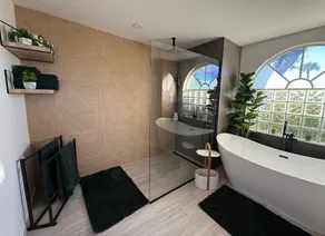 Beautiful Waterfront House w/ Pool, 7 min to the Beach - Image 5