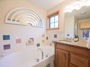Retraite en ville de Coal Creek!  3BR / 3 BA complets - SLPS 8+ - 2 pâtés de maisons de Elk Ave! - Image 3