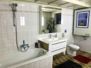 Charming Apartment with Mountain View - Image 4