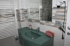 Situata in zona centro, ristrutturata nel 2021 in stile contemporaneo - Image 3