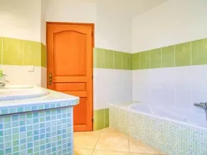 Recent Provencal villa, 8 rooms, all comfort with swimming pool on closed space - Image 4
