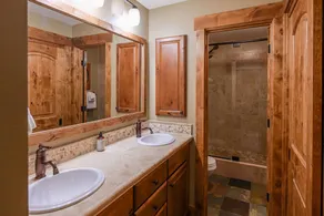 5th Floor 2BD 2BA Condo with Magnificent Views - Image 4