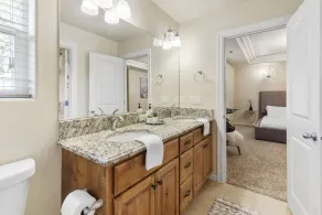 KING BED, new comfortable 4 bedroom home in Vancouver - Image 5