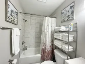 Rad Retreat - Pet Friendly - King Bed - Long Term Stays - Image 3