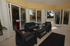 Exclusive villa with pool, guest rooms with rich breakfast buffet - Image 4