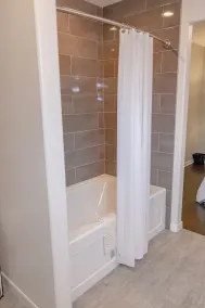 Renovated 3 bed/2.5 bath with fast wifi & 100\" projector near the BIG HOUSE! - Image 2
