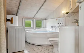 Stunning Apartment In Rønde With Sauna - Image 3