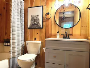 Secluded Cabin with Hot tub on spacious private lot - Image 4