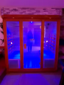 Suite Avec Jacuzzi et Sauna Privatifs à Clisson - Image 4