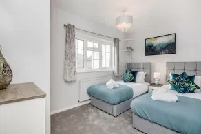 Ascot Pet Friendly 4 Bed House Parking - Image 3