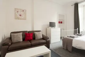 Genuine 2 Bedroom City Centre Apartment - Image 5