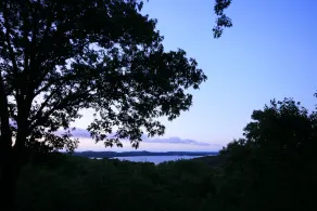 Familievenligt bjælkehjem har fantastisk udsigt over søen fra det enorme dæk! - Image 2