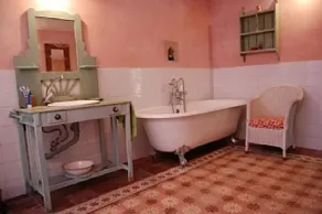 Fantastisk privat have og pool, rummelig villa beliggende omkring smuk gårdhave - Image 2