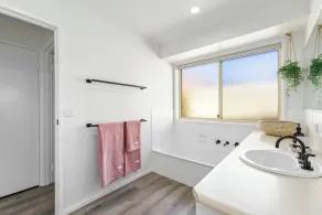 2 Bedroom Unit - Close To The Beach - Free Parking - Free WIFI - Image 4