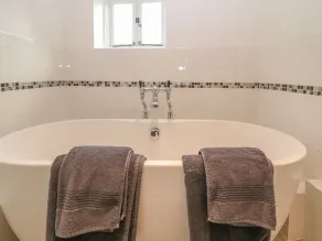 DOLPHIN HOUSE, pet friendly, character holiday cottage in Burford - Image 5