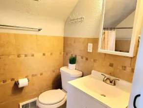 2 KING 3 QUEEN BEDS. Spacious. Quiet Neighborhood - Image 4