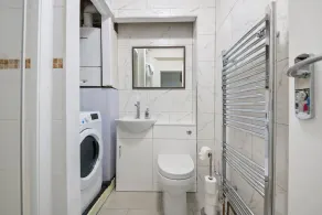 Large 5 Bedroom-free Parking-great Transport Links - Image 3
