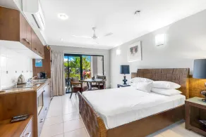 Blue Lagoon Resort Lakeside Apartment - Image 5