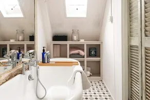Lofty first floor barn conversion in stunning secluded setting. - Image 2