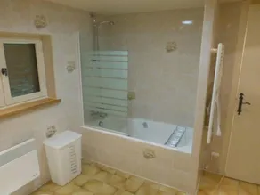 Gäststuga med uppvärmd pool och jacuzzi, i en lugn by. - Image 3