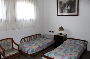 Élégante villa entourée d'un grand jardin à la disposition des clients - Image 4