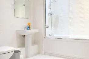 Modern House & Contractors & City Centre & Free Parking - Image 5