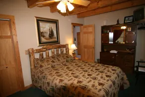 2 milles à raquette isolée Log Cabin 3BR sur 9 acres Hot Tub Waterfall - Image 2