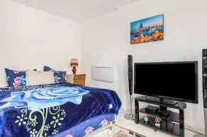 Exclusive studio with an office, balcony, Wi-Fi & free parking spot - Image 3