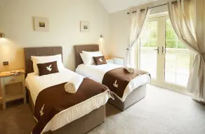 Denne dejlige lodge på Wakes Hall Farm er et oase af fred i 500 hektar privat jord. - Image 5
