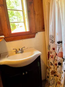 Lake Winnie Waterfront cottage w/ sandy beach, short walk to best spots in town! - Image 4