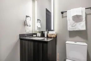Cozy West Loop 1BR w/ Pool, Gym, nr. Restaurant Row, by Blueground - Image 4