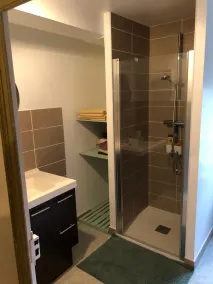 Stort freestone hus omgivet af store grønne områder - Image 2