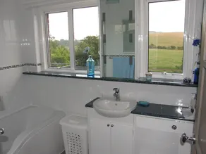 Dejlig Bright Garden Lejlighed med WiFi & Spa med udsigt over RSPB reserve. Brading - Image 2