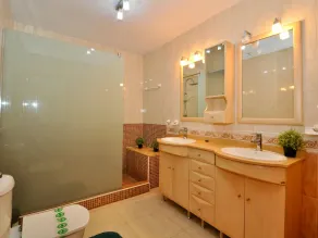 Spacious villa for 18 people with private pool and air conditioning in Lloret de Mar - Image 4