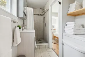 Charming Remodeled 3-BR Bungalow near Attractions - Image 4