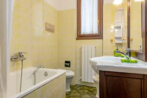 Beautiful 4-bed Apartment in Limonta - Image 3