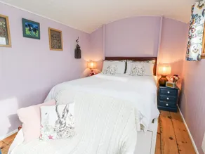 Brondel Luxury Shepherd's Hut - Image 4