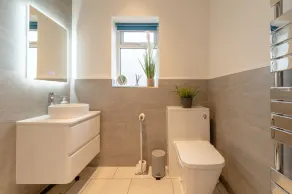 Walking distance into town, sleeps 5 - Image 3