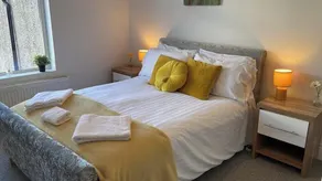 Spacious 2-bed Queens by CityGo - Image 5