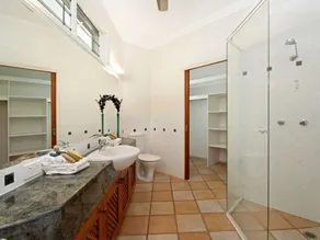 Solander House - 5 Bedrooms across from the Beach - Image 3