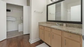 Landing | Amazing 2BD, Pool, Gym - Image 5
