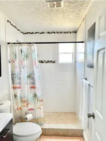 Adorable beach cottage 2/1, Sleeps 6, Pet Friendly, Minutes to Beach - Image 3
