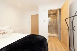 JOIVY 3BR Flat in Haymarket with Free Parking - Image 5