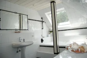 Exclusive villa with garden, sauna and forest access  - Image 3
