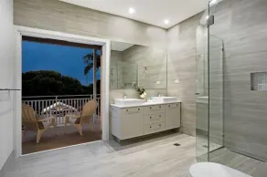 Relaxed living in luxury surrounds. - Image 2