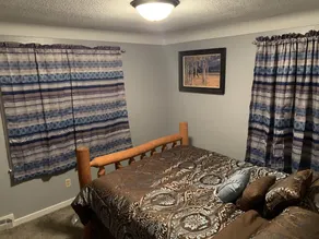 Patio trasero arbolado con porche - Image 3