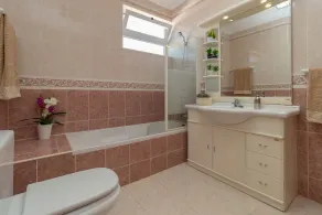 Luxuriöse freistehende Villa mit 6/7 Schlafzimmern, privatem Pool und Spielzimmer - Image 4